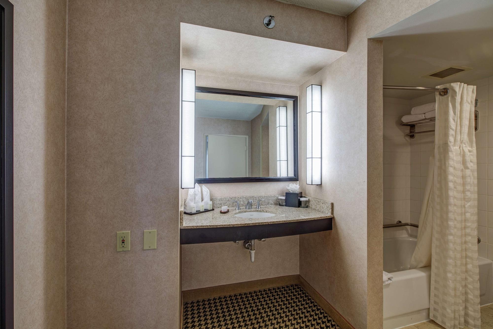 Embassy Suites By Hilton Detroit Metro Airport Romulus Exterior photo