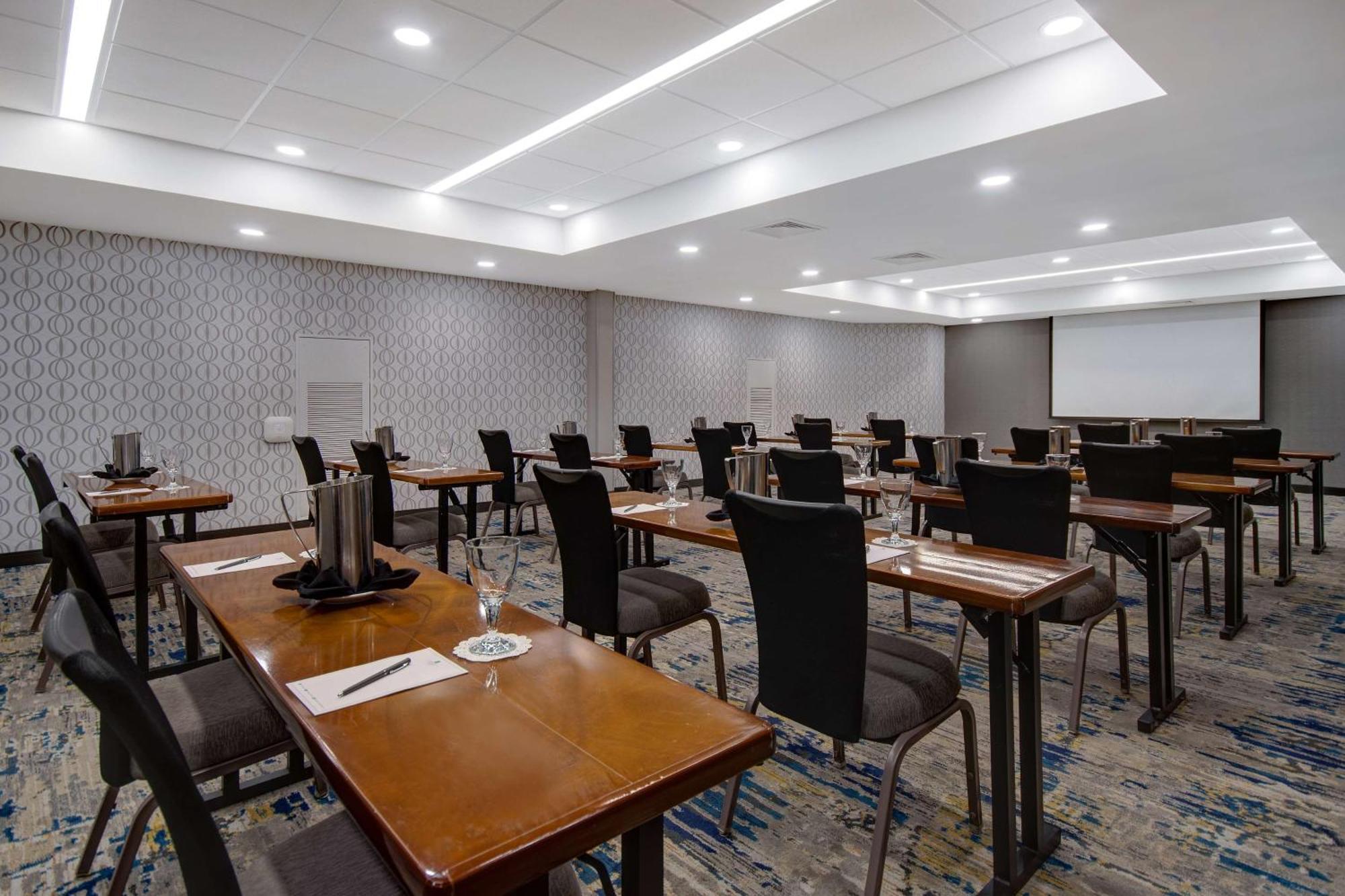 Embassy Suites By Hilton Detroit Metro Airport Romulus Exterior photo