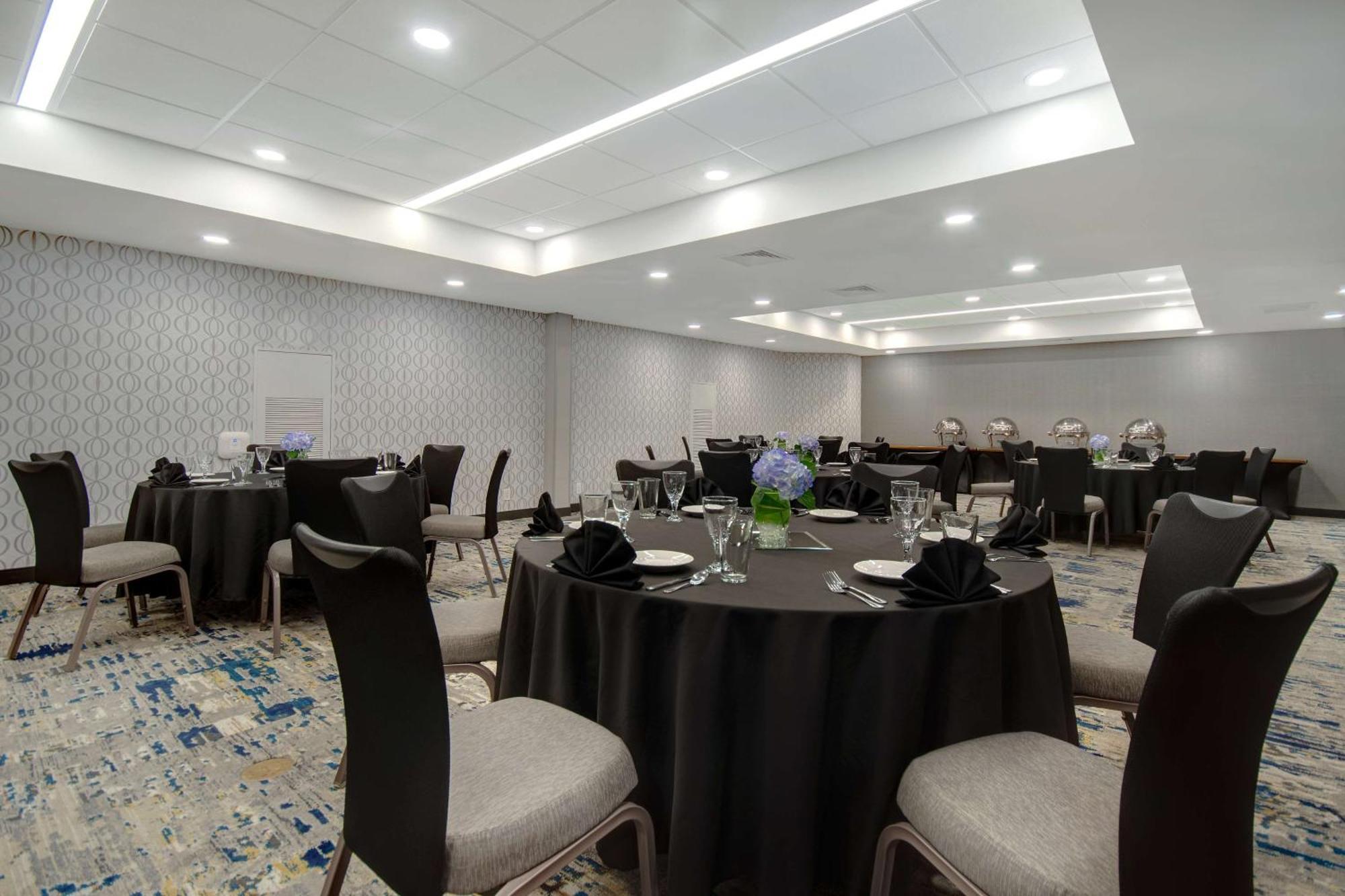 Embassy Suites By Hilton Detroit Metro Airport Romulus Exterior photo