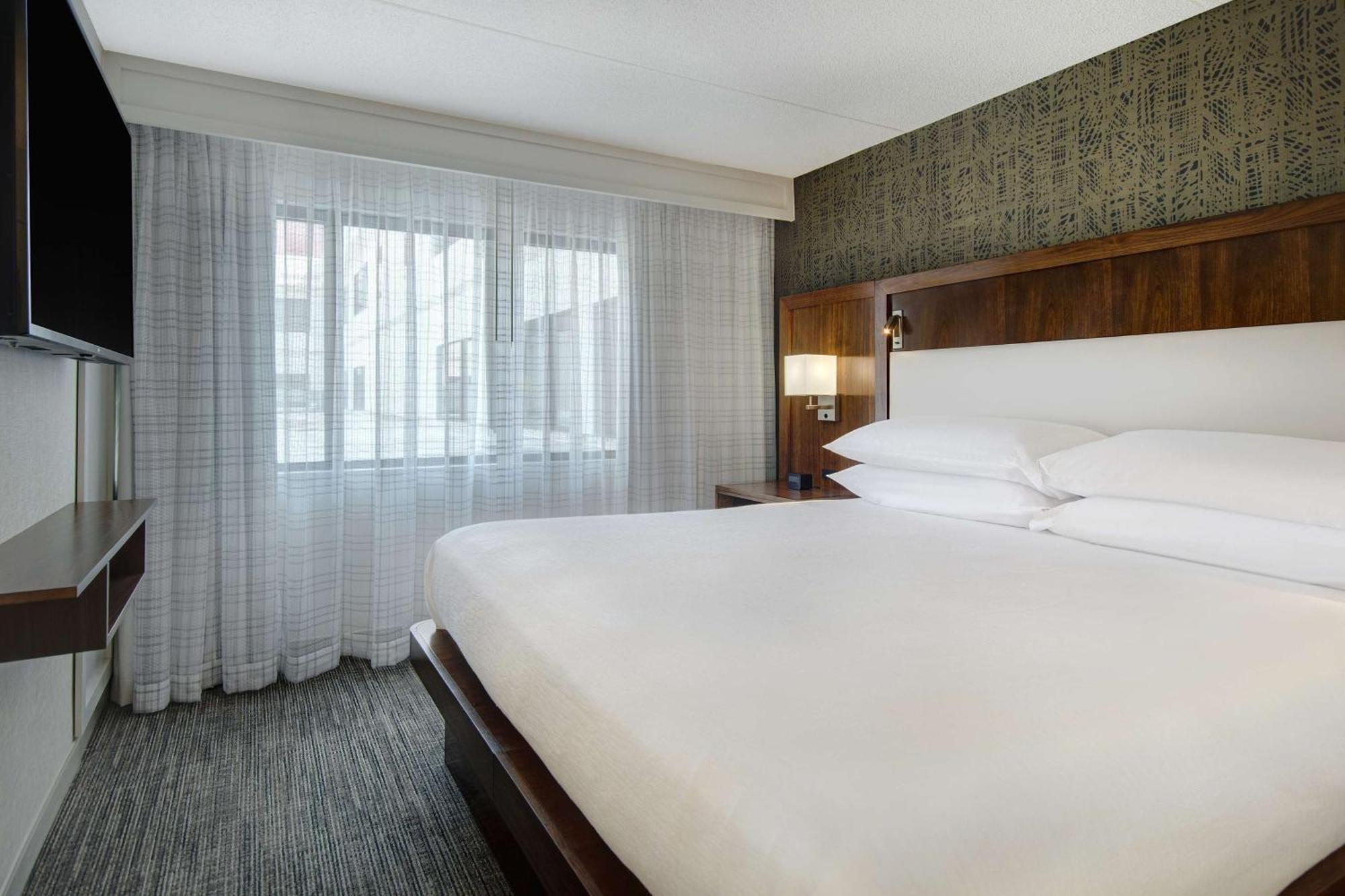 Embassy Suites By Hilton Detroit Metro Airport Romulus Exterior photo
