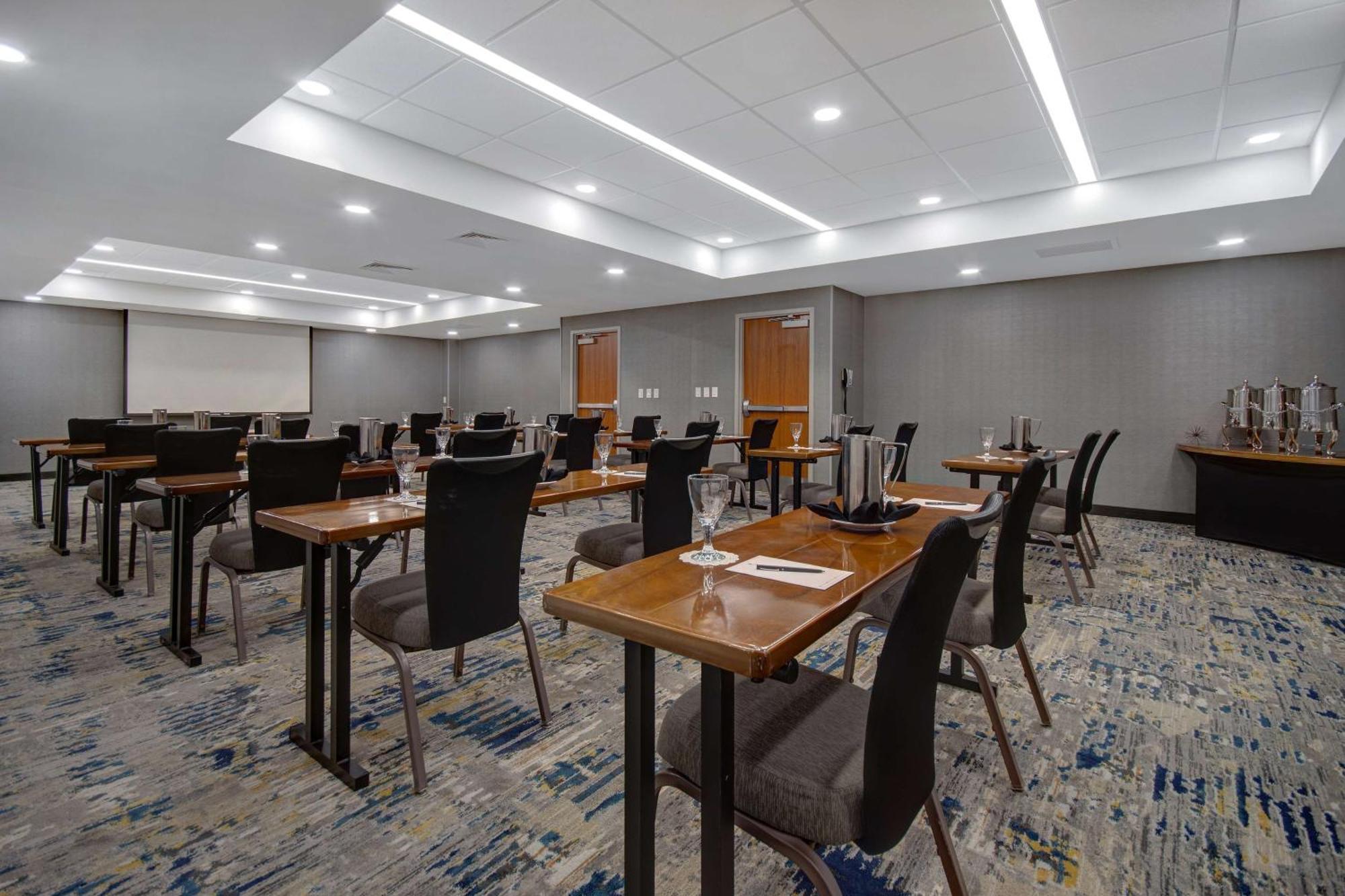 Embassy Suites By Hilton Detroit Metro Airport Romulus Exterior photo