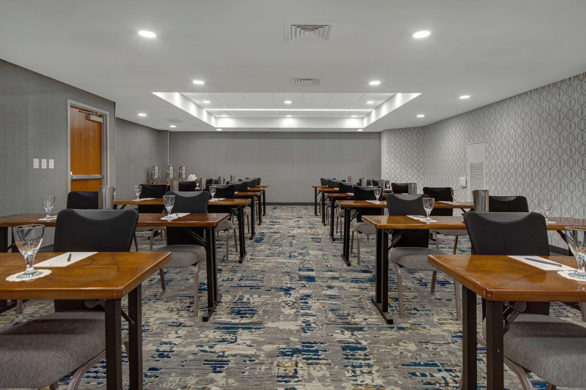 Embassy Suites By Hilton Detroit Metro Airport Romulus Exterior photo