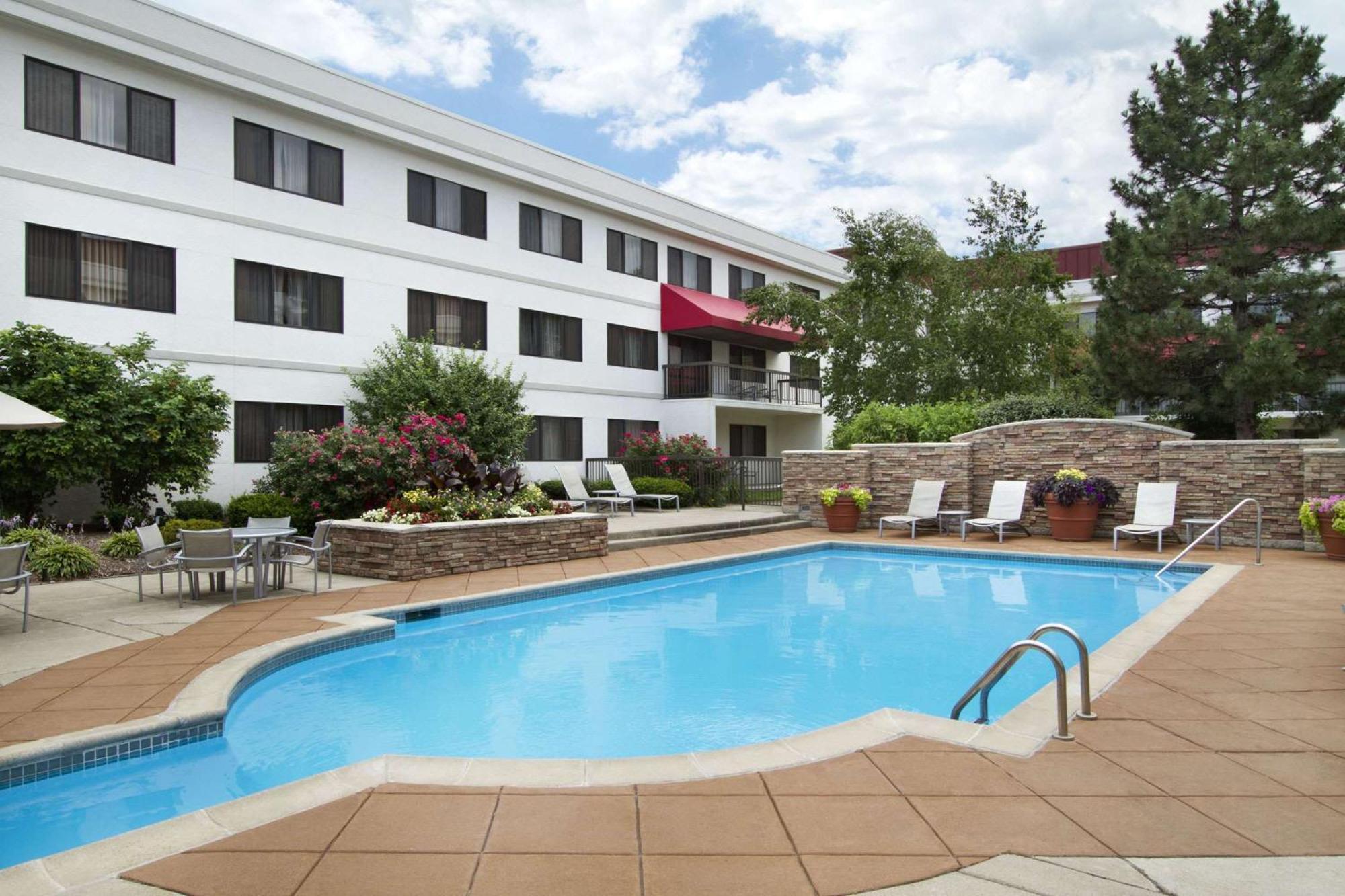 Embassy Suites By Hilton Detroit Metro Airport Romulus Exterior photo
